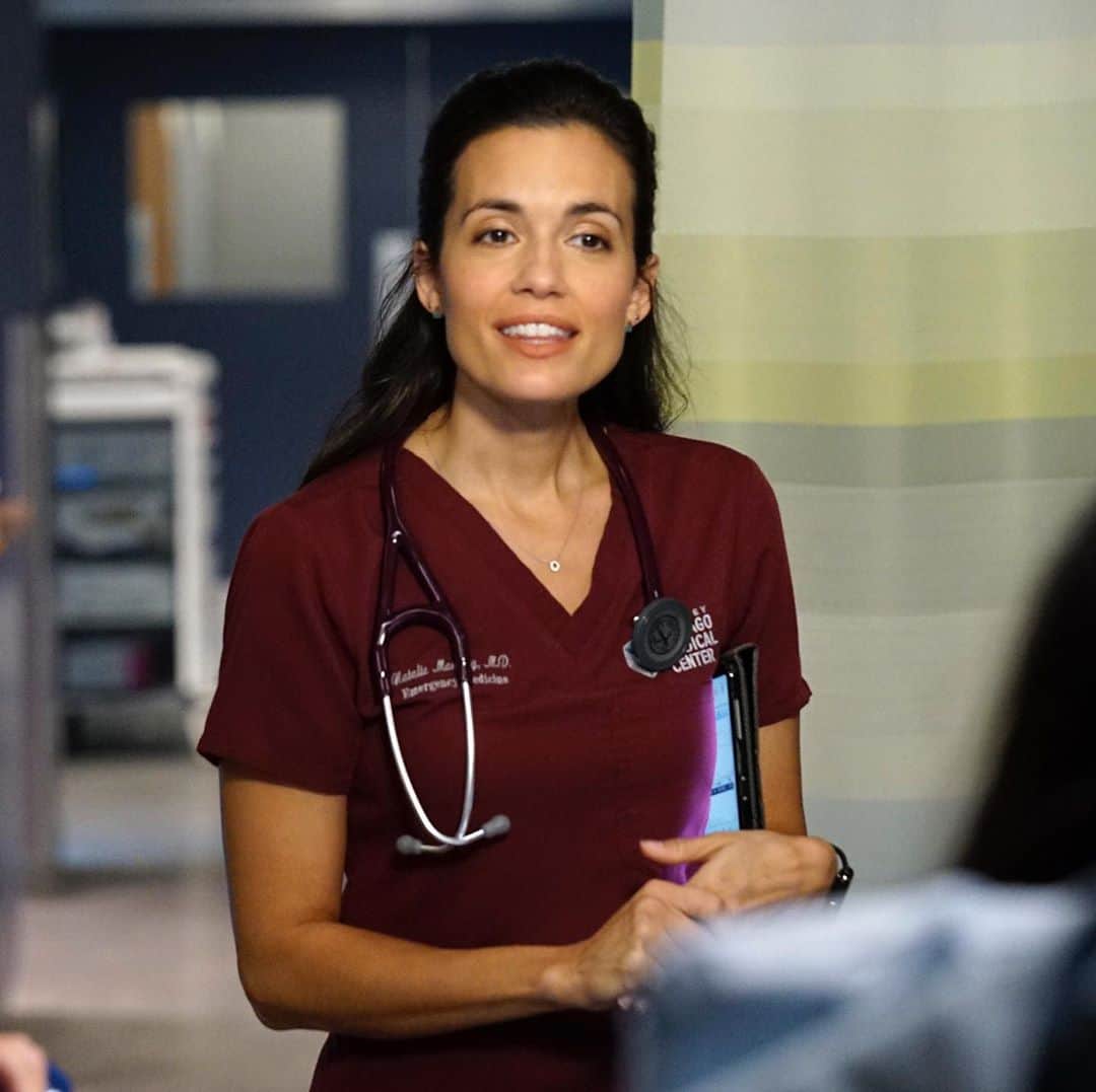 トーレイ・デヴィートのインスタグラム：「Well yes , you heard correctly, an all new #ChicagoMed is on tonight at 8/7c on #NBC ! 🎉  Who’s going to be watching with us??  •••• Now more than ever, i am so honored to be playing this role. Thank you to all the real first responders for all you are continuing to do to ensure our safety! 😷」