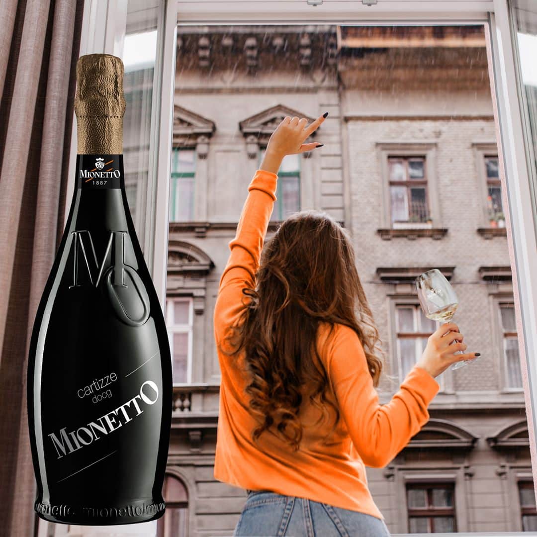Mionetto Proseccoのインスタグラム：「Che piova o splenda il sole, goditi la piacevolezza dell’aperitivo!⁣ #mionettoprosecco #mionettoinsieme⁣ ⁣ Bevi Mionetto responsabilmente」