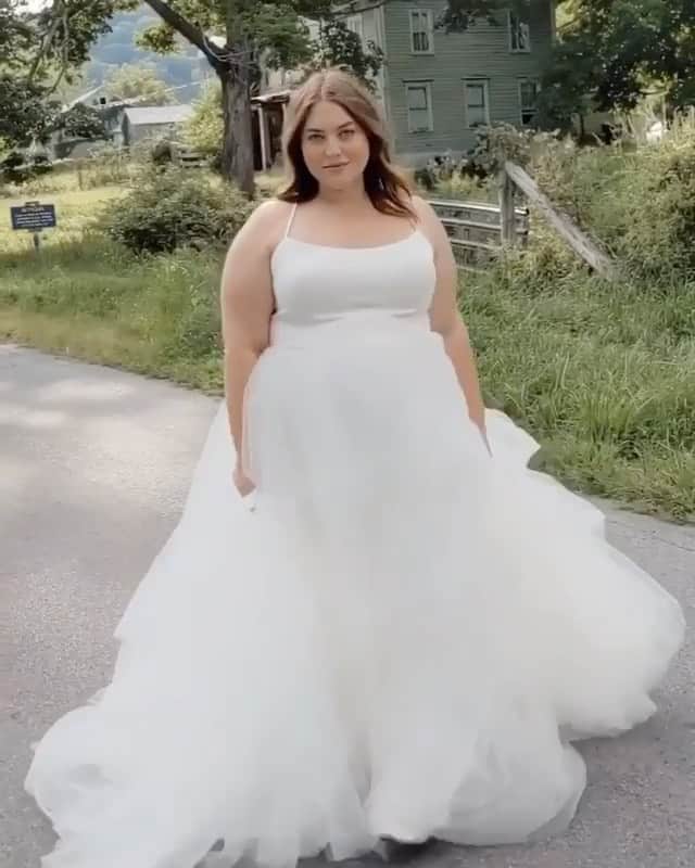 のインスタグラム：「@maxeygreene looking dreamy ❤️ 📹 via @bhldn wearing the Cera Gown」