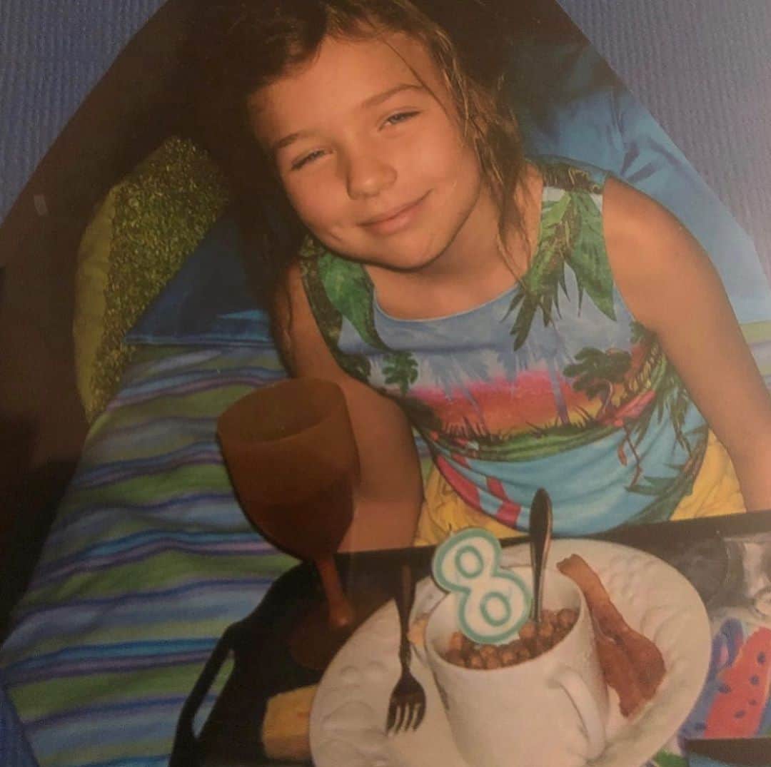 マティー・ノイズのインスタグラム：「how tf i been a stoner since i was 8 tho 😂」