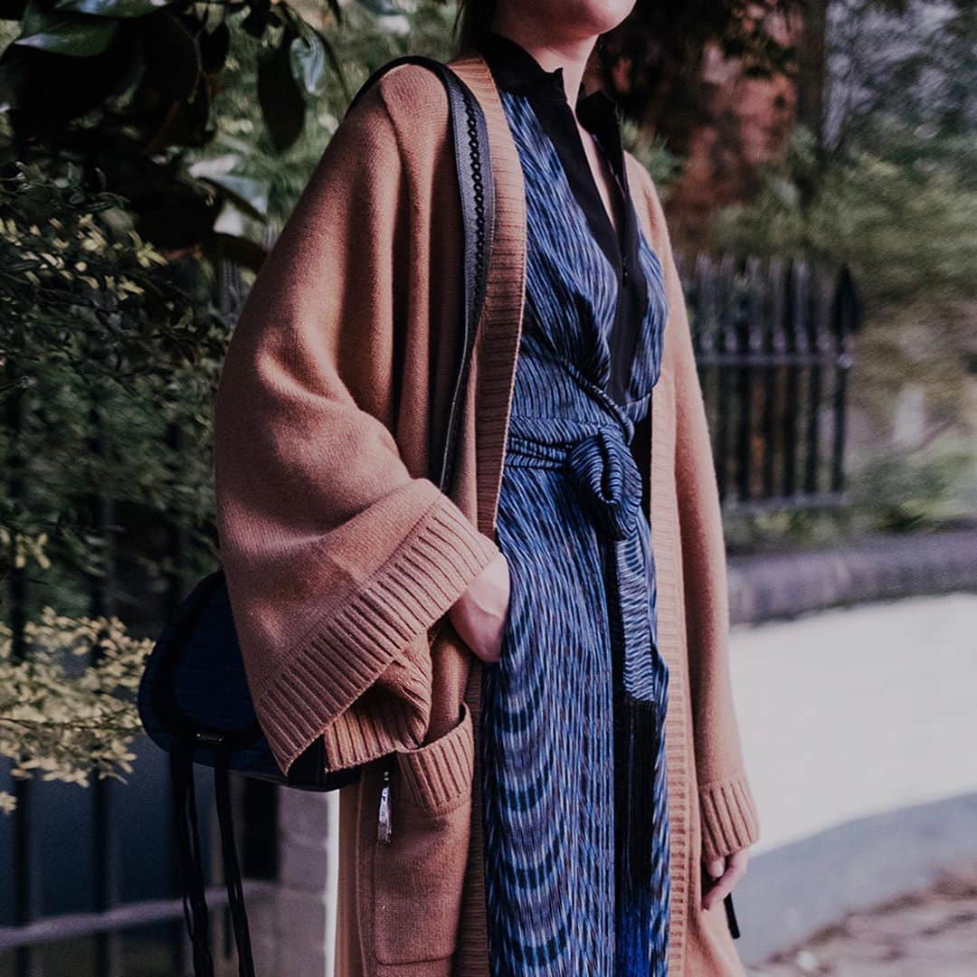 アマンダ ウェイクリーのインスタグラム：「We may not be reaching for our heels just yet but these multi-tasking miracle dresses transcend beautifully into dress down days… layer up with cashmere and team with a pair of sneakers for the ultimate pared back look that conveys enviable effortless ease...  #printeddress #kimonocardigan #cashmere #statementdress #chunkyknit #cardigan #effortlesschic #camel #aw20」
