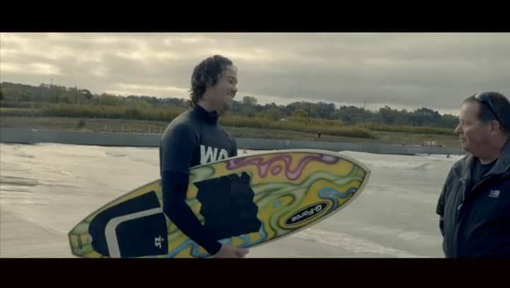 のインスタグラム：「Can you believe I got my first surfboard @smthshapes ever shaped me. What an incredible day. I spent years trying to track this board down and I was so stoked to find it. Thanks to the crew at @oneilleurope and @thewave for helping me make this happen 🤙🏼」