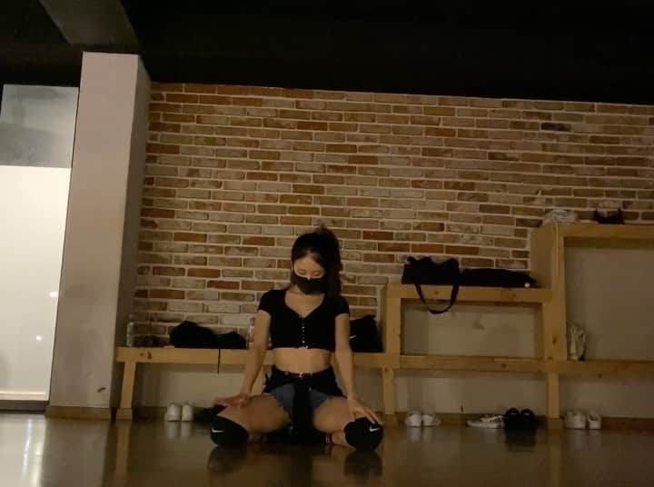 ハダムのインスタグラム：「보고싶구리 쌤요 프라이빗 온제 또다시 들어보려나 😭🖤🖤🖤🖤🖤 . . #dance #choreography #suzyhong @suzyhong_ 💋#dancer #hadam #플로어꿈나무 #무럭무럭자라고싶어요 #treysongz」
