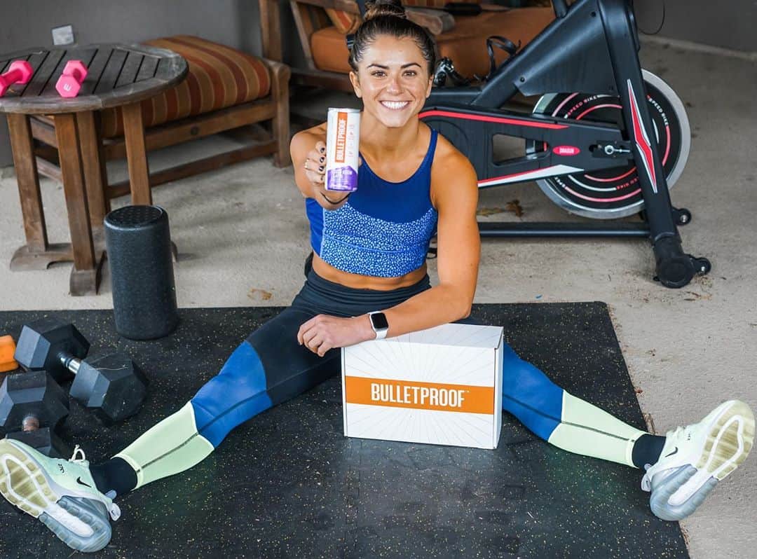 のインスタグラム：「What do you call someone who is addicted to caffeine? A caffiend! 😜 #Sponsored  • • I get through those tough 6hrs of training a day with caffeine. One of my go-to pre-workout/practice drinks is @bulletproof cold brew lattes. 8g of collagen protein, 165mg of caffeine, and 0g of sugar. 100% 🤤😋」