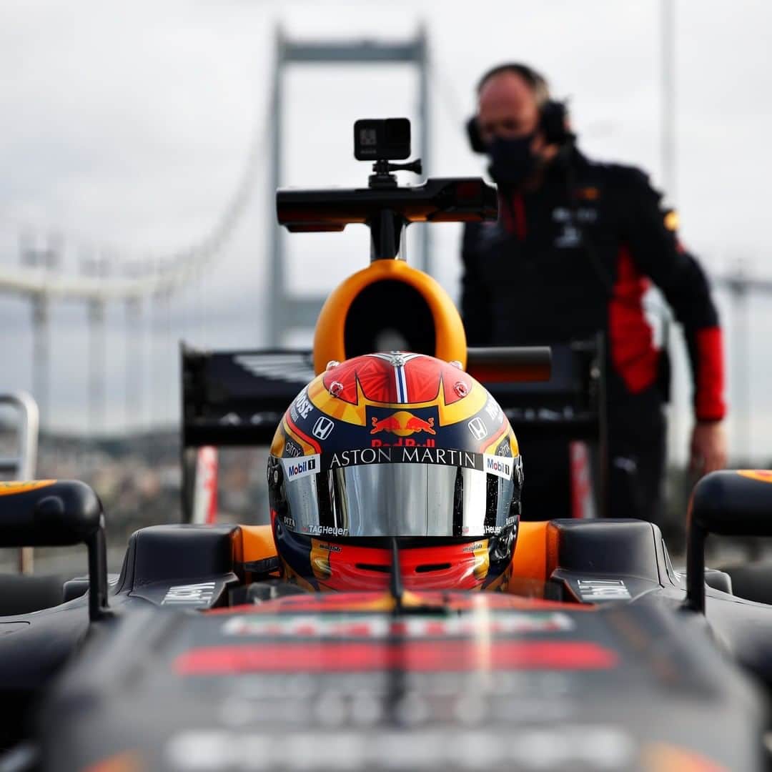 F1さんのインスタグラム写真 - (F1Instagram)「Bringing F1 back to Istanbul in style 🇹🇷  Ahead of the Turkish Grand Prix, @alex_albon and @pierregasly took to the streets of the city, driving over the Bosphorus Bridge and along the harbour side 😍  #F1 #Formula1 #Turkey #Istanbul #AlexAlbon #PierreGasly @redbullracing @alphataurif1」11月12日 3時10分 - f1
