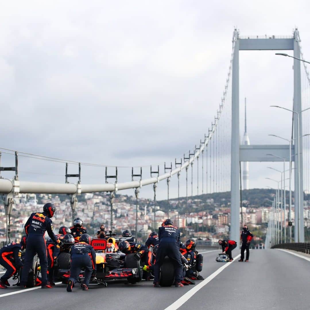 F1さんのインスタグラム写真 - (F1Instagram)「Bringing F1 back to Istanbul in style 🇹🇷  Ahead of the Turkish Grand Prix, @alex_albon and @pierregasly took to the streets of the city, driving over the Bosphorus Bridge and along the harbour side 😍  #F1 #Formula1 #Turkey #Istanbul #AlexAlbon #PierreGasly @redbullracing @alphataurif1」11月12日 3時10分 - f1