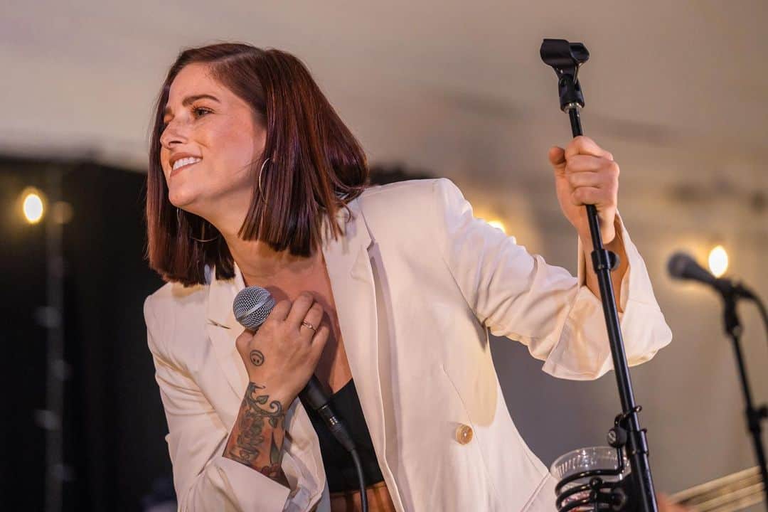 キャサディー・ポープのインスタグラム：「Our show last week was a dream. Weird to think it was my first AND last full band show of 2020. Thank you all for selling it out and @citywinerynsh for creating a safe space for live music (and wine 🍷) I also wanted to give a big shout out to our band (who happens to be in our germ circle) @strikingmatches @sorenpolitics @pauldominic_  and @loupolitics. You guys killed it! 📸 @zandersonphoto」