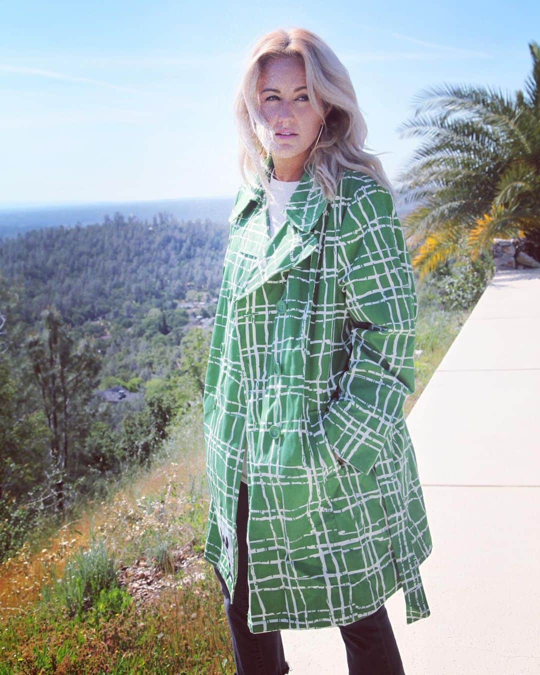 ブリット・ニコルのインスタグラム：「Hey friends! Some of you are asking about sizes! So at Shopbrittnicole.com you can see the size of our pieces!!! We carry kids sizes and adult sizes from small to xxl in most things!!! These jackets are one of a kind and are all different sizes. The red and the green one are sold, but the yellow is a small and is still available 💛.   Today I am starting a giveaway on one of my favorite jackets so stay tuned!!!! 👑」