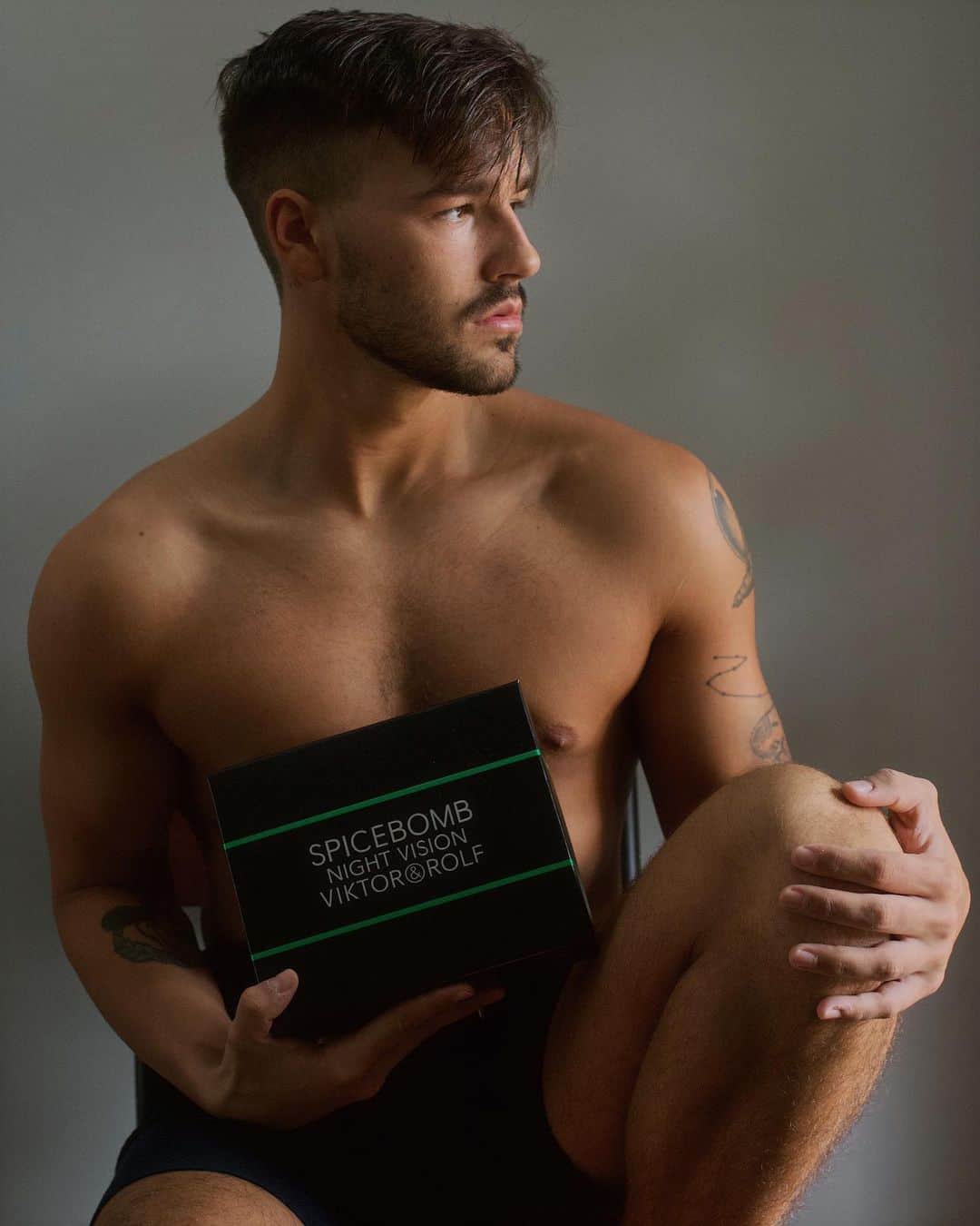 ジェイコブ・ホワイトサイズのインスタグラム：「it’s MY BIRTHDAY and singles day.. lets celebrate with some spicebomb ✨ @viktorandrolf_fragrances #spicebombnightvision #lightsoffgameon #spicebomb #singlesday」