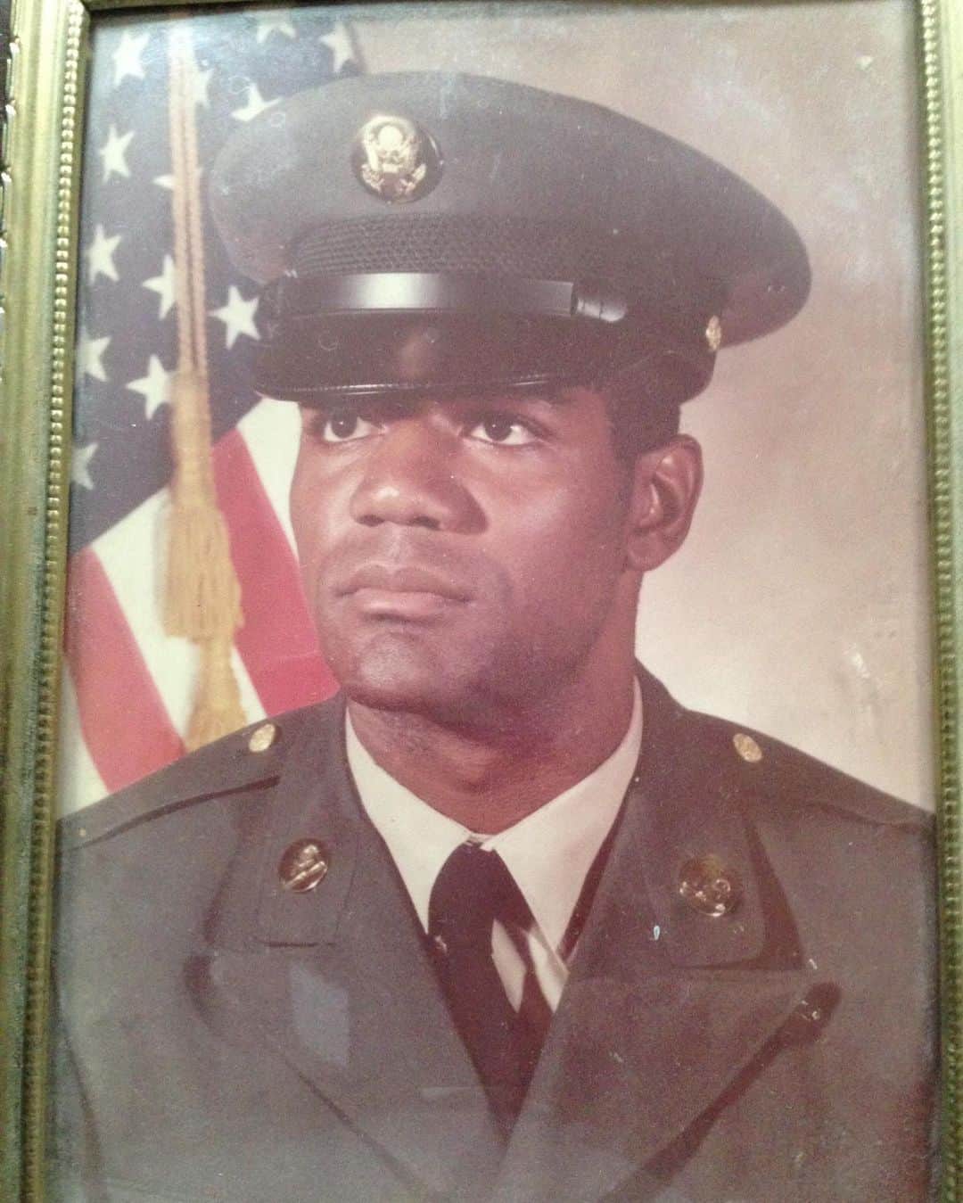 カルロス・ブーザーのインスタグラム：「Wanna Take A Moment And Say Happy Veterans Day To My Dad & All The Men And Women Who’ve Served To Protect Us So We Can Be Safe & Free... We Appreciate All Of You For All You Have Done!!! Love You Pops ❤️... #SALUTE #HOLDAT 🇺🇸」