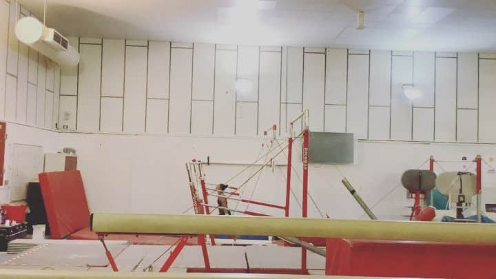 のインスタグラム：「Everyday it’s different but I love the challenge of trying to figure out how to get it right everytime. Today was a day to break it all back down & tomorrow we go again to build it all back up.   Whether your home training or gym training, being consistent is the most important thing. It’s what we strive to do everyday that makes the difference 🤍」