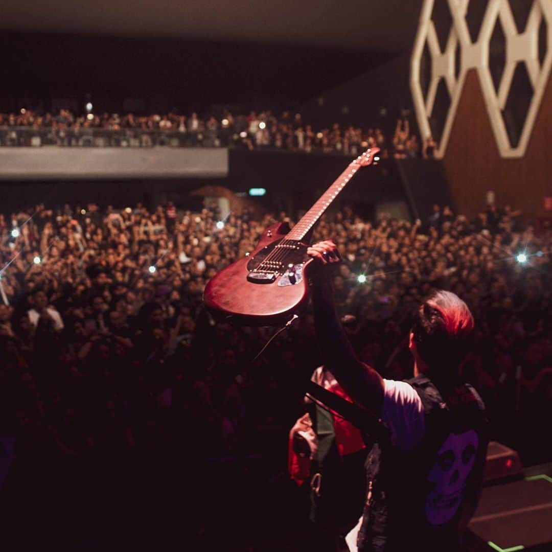 ニック・マーティンのインスタグラム：「Mexico City, I fucking miss you. This popped up in my camera roll this morning & brought a smile to my face. This was back in August 2018. Wow! I can’t wait until it’s safe to travel & tour again. Much love ❤️✌🏽❤️✌🏽❤️ #sleepingwithsirens #ernieball #mexico」