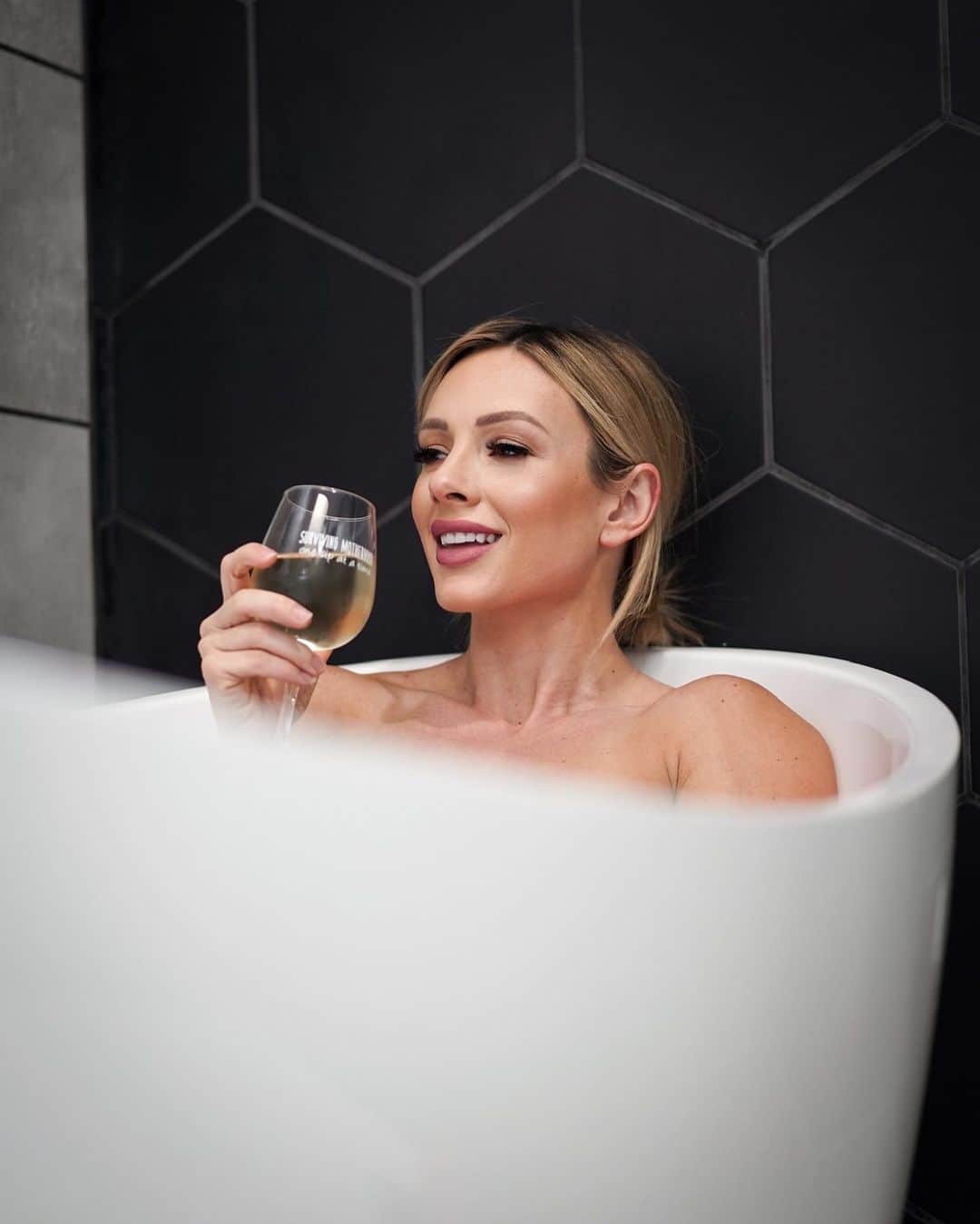 Paige Hathawayさんのインスタグラム写真 - (Paige HathawayInstagram)「Picture this... Your kids go to sleep effortlessly, you pour a hefty glass of wine and get into a warm bath with a homemade @directhemp CBD sugar and kush bath bomb... Am I missing anything!? Maybe add some relaxing music... BUT THIS = the perfect kind of night.... am I right? 😍  Are you a bath person? If so, you definitely need to try these homemade @directhemp Sugar and Kush THC-FREE 100mg CBD bath bombs made with natural ingredients! If not, you still need to try them and you may just become a “bath person” !! 🛁 use code: PHFIT will get you 20% off your entire order!  #bathbomb #cbd #wellness #recovery #treatyoself」11月12日 3時50分 - paigehathaway