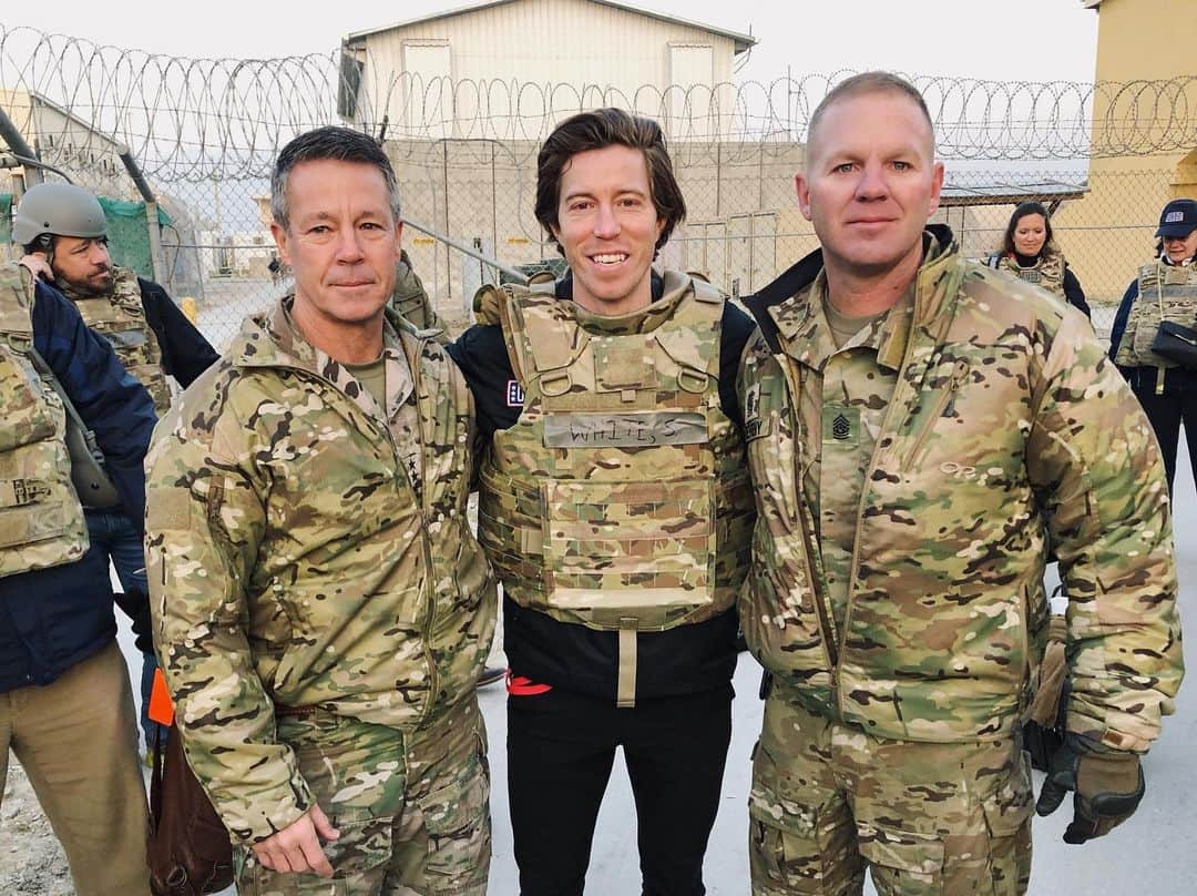 ショーン・ホワイトのインスタグラム：「Happy Veterans Day to all the men and women who have served and continue to serve this country. We love and respect you for what you do and we thank you for your service!! 🇺🇸」