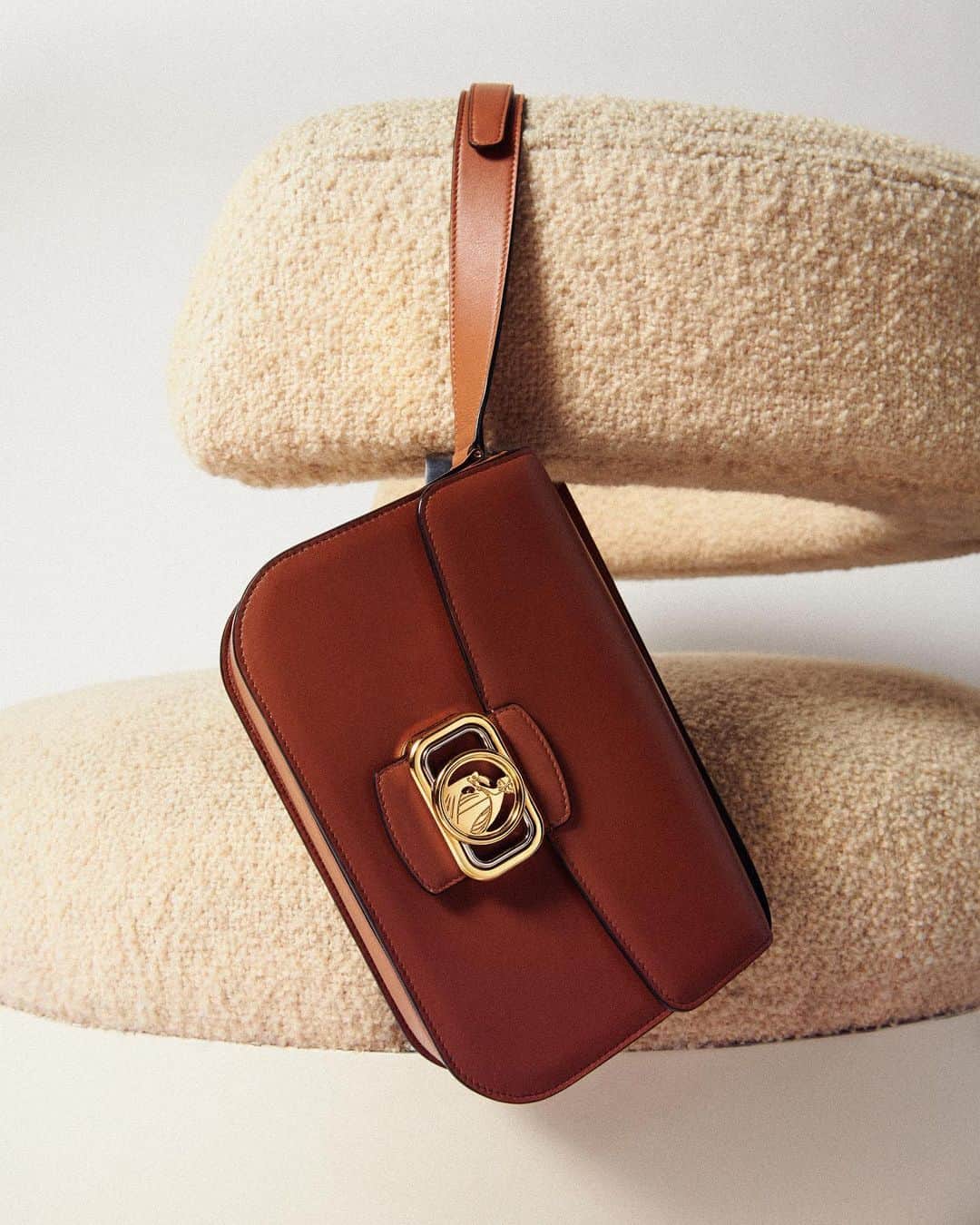 ランバンのインスタグラム：「First wish of the list : the Swan. A leather bag embellished with #Lanvin’s iconic «Mother and Child» jewel clasp. #LanvinGift」