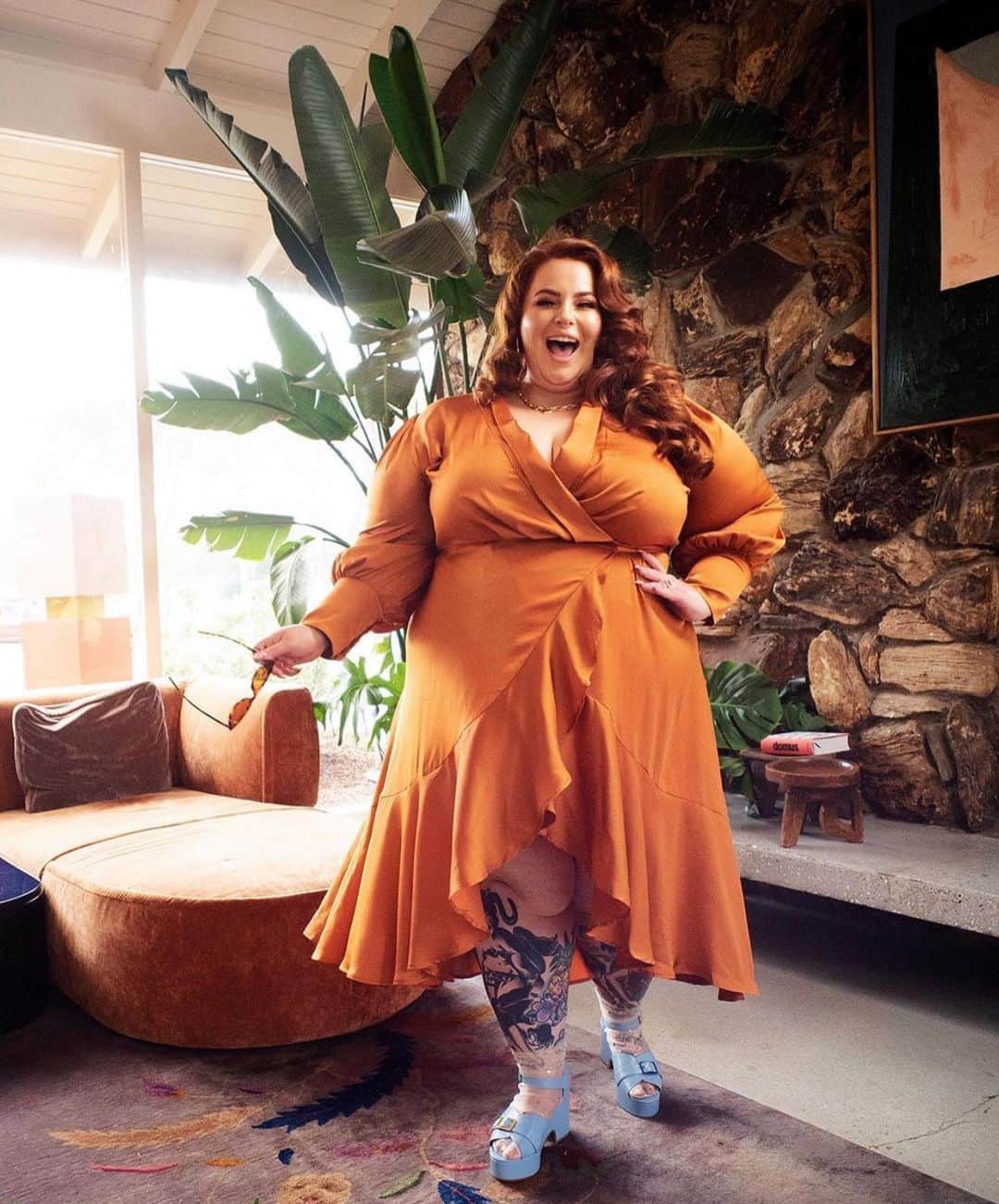 テス・ホリデーのインスタグラム：「I’m so beyond honored to share with y’all the beautiful shoes I designed with one of my favorite brands @charlottestoneshoes 🥳✨ This was a total dream come true, and I hope you all love them as much as I do!! We only made a limited amount, & they are available now! Click the link in my bio! ✨💫✨  Photographer: @Derekstreet Photo Assistant: @nickjacksonsphotos Glam: @alyssamarieartistry & @vtgesther Stylist: @meaghanpoconnor & @fashion_finds #THxCS」
