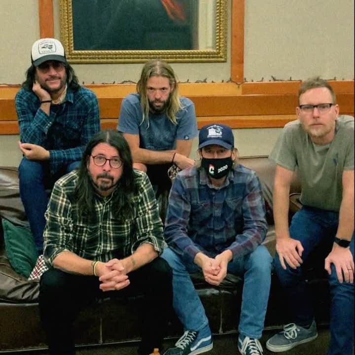 フー・ファイターズのインスタグラム：「#FooFighters first full ROCK livestream. 🤘 THIS Saturday, Nov. 14th at 5pm PT. Ticket to view $15 - available at link in bio. Video will be available for 48 hours following initial livestream. Tune in anywhere you are in the world! Get a ticket now at link in bio.」
