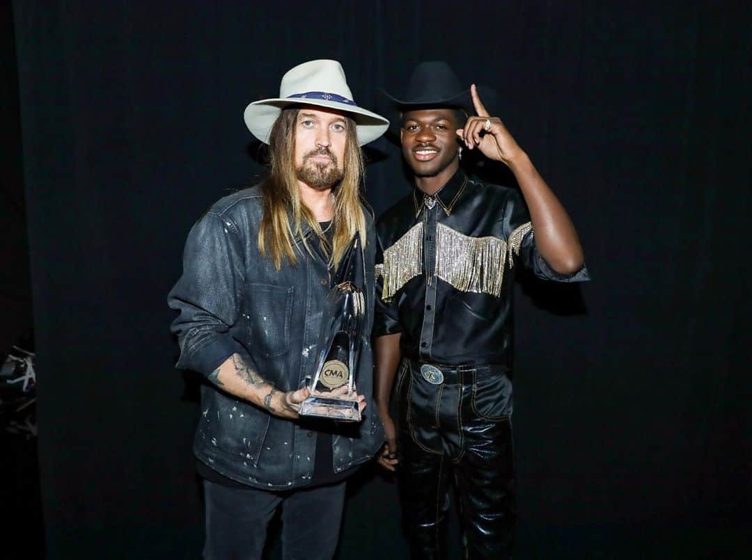 ビリー・レイ・サイラスのインスタグラム：「Good luck and congratulations to all @cma participants from myself and @lilnasx! Stay safe and my best to all of you and yours.  📸:@dkupish」
