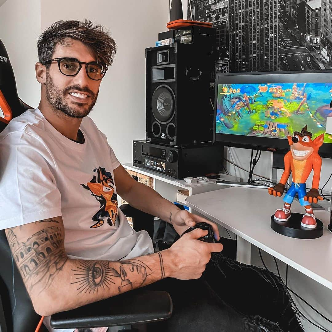 ハビ・マルティネスさんのインスタグラム写真 - (ハビ・マルティネスInstagram)「Can’t get enough of this game! @crashbandicoot」11月12日 4時14分 - javi8martinez