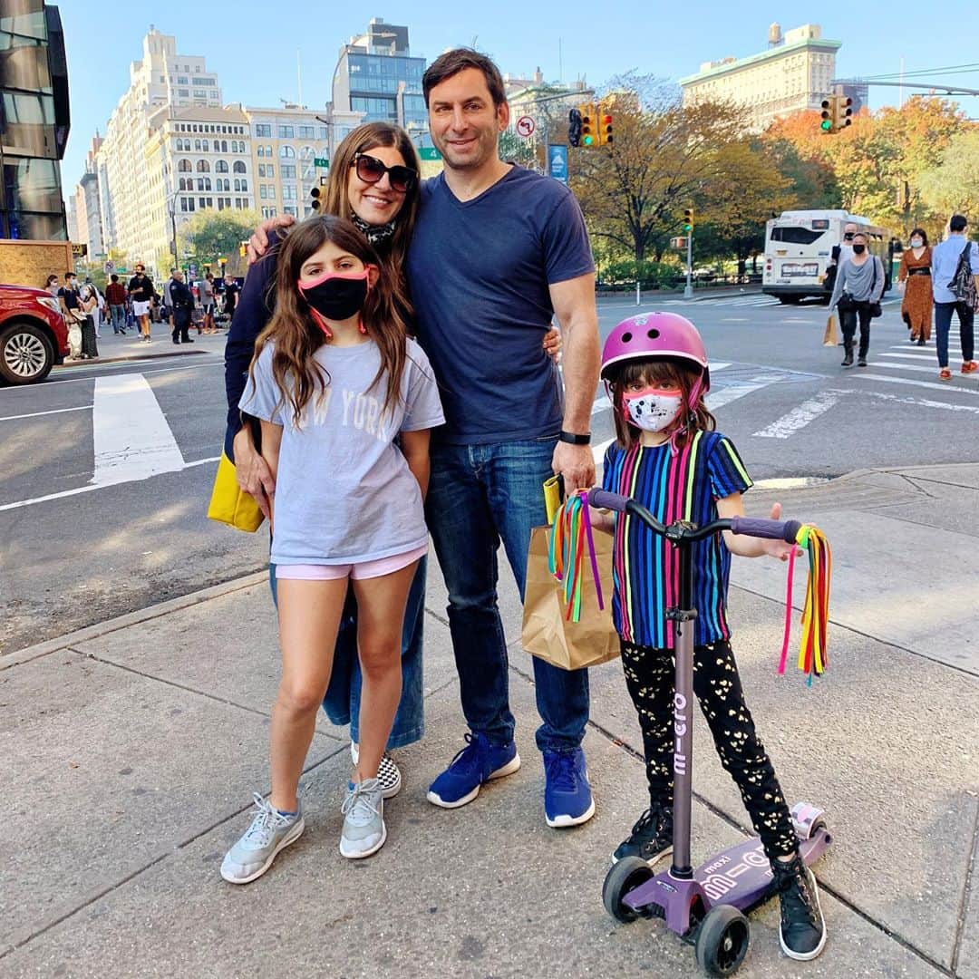 Ilana Wilesさんのインスタグラム写真 - (Ilana WilesInstagram)「This was the one family shot we got over the weekend. I told the kids they would want to commemorate this amazing moment in history. They swore they were smiling under their masks. I’m not sure I believe them! I wrote all about our experience celebrating Biden’s victory in NYC on the blog! Link in bio.」11月12日 4時15分 - mommyshorts