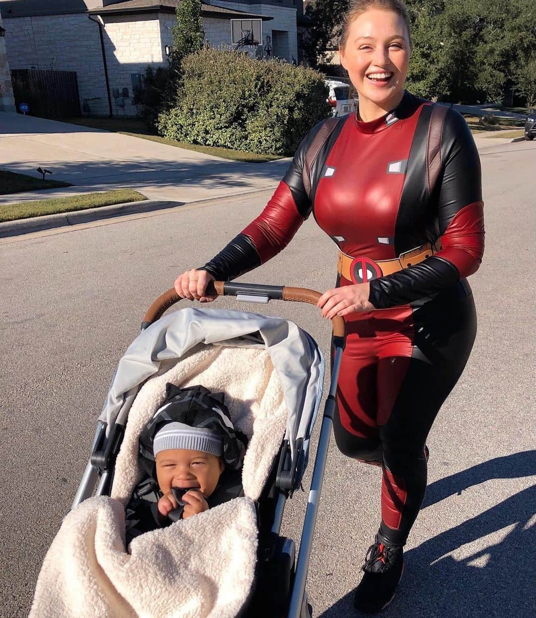 イスクラ・ローレンスさんのインスタグラム写真 - (イスクラ・ローレンスInstagram)「❤️Our first family Halloween❤️  little late but too cute not to share with ya’ll🥰  We decided to honour @chadwickboseman and dress our little hero as the Black Panther. I look forward to sharing the story of such an incredible human and teaching our baby that anything is possible✨💫  Hope it brings some extra joy to your day, especially the last pic of the two best buddies from day1 @cheyennestone 😭」11月12日 4時21分 - iskra