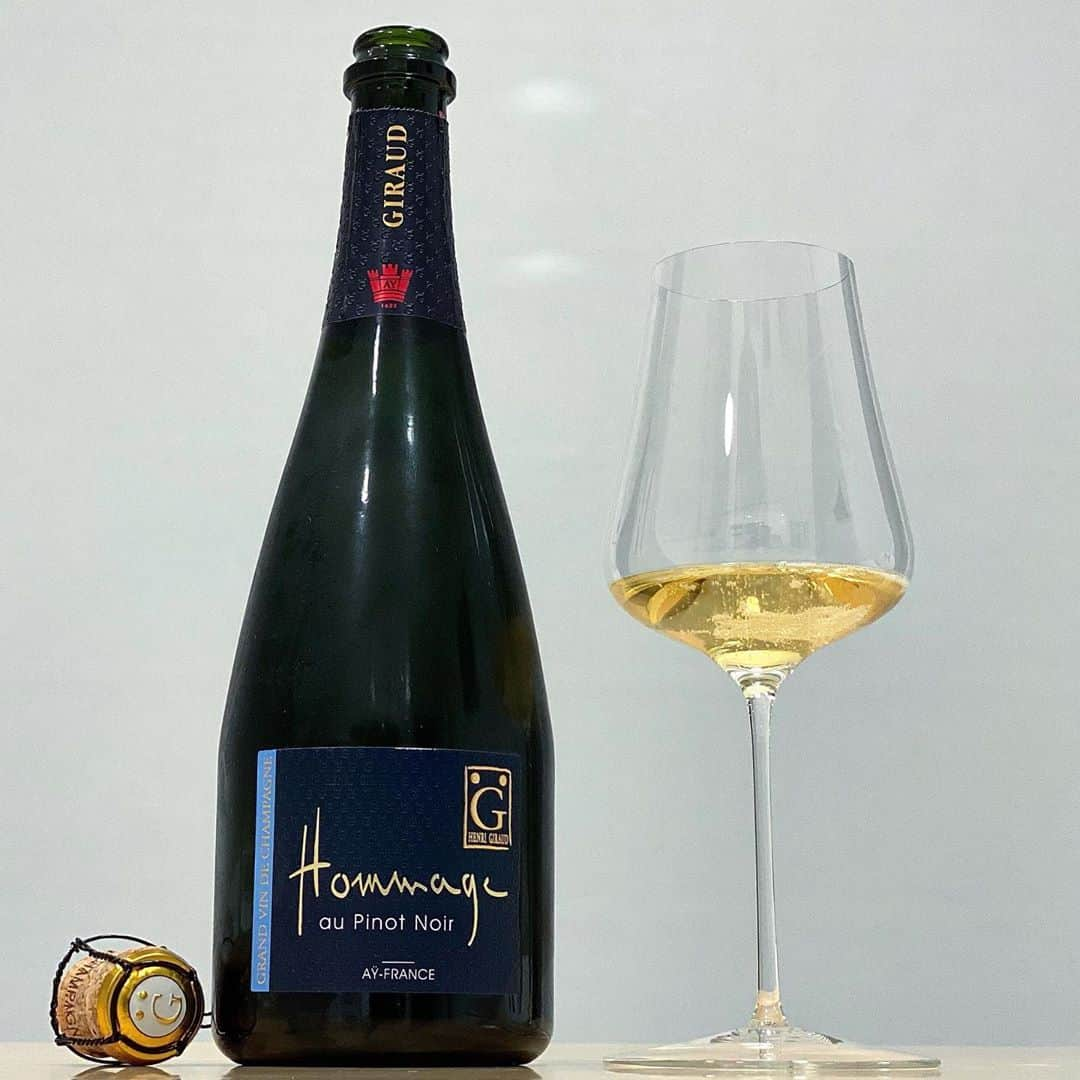 エンリケ・ソラ・クレメンテさんのインスタグラム写真 - (エンリケ・ソラ・クレメンテInstagram)「Hommage au Pinot Noir, Champagne Henri Giraud. Esta cuvée rinde homenaje a la Pinot Noir y proviene exclusivamente del prestigioso municipio de Aÿ.  54 meses de crianza de calma total. Fermentación y posterior crianza de 18 meses en barricas de roble y finalmente, una vez embotellado, pasa al menos 36 meses en las cavas de la Maison Henri Giraud. Salinidad, intensidad y complejidad...de los que nunca se olvidan. La Maison Henri Giraud se encuentra en Aÿ y sus orígenes se remontan a 1625. Actualmente es dirigida por Claude Giraud, duodécima generación de la familia Giraud-Hémart.  Todas sus cuvées se vinifican en barricas de roble del famoso e histórico bosque de Argonne. “Que nada esté prohibido y nada sea obligatorio, simplemente haz un buen vino de forma natural” - Henri Giraud. Degollado el 27/07/2020. Degustado en Grassl “Liberté”. Recomendado por @lexcellencelesensduvin @sbgourmetluanco . • • • • • #vino #vin #vinho #вино #ワイン #紅酒 #wein #champagne #winelover #wineinfluencer #winetime #winecellar #wineporn #instawine #winetasting #sommelier #champagnelover #somm #aygrandcru #champagnehenrigiraud #henrigiraud #grassl #hommageaupinotnoir #argonneforest #claudegiraud #aygrandcru」11月12日 4時22分 - kike_sola