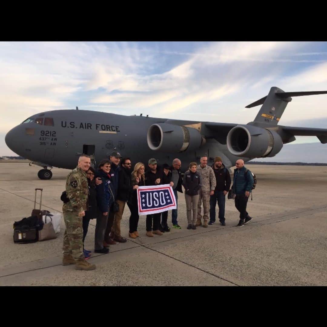 ジェフリー・ロスさんのインスタグラム写真 - (ジェフリー・ロスInstagram)「Here I am in Iraq with some folks braver than me.  Every day should be #veteransday ✌🏽」11月12日 4時22分 - therealjeffreyross