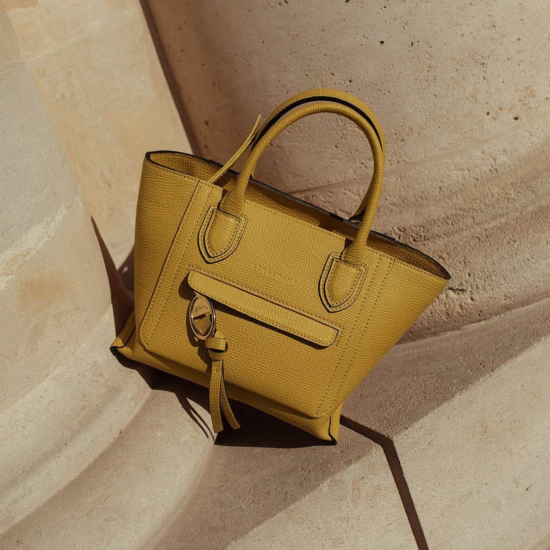 Longchampのインスタグラム：「“When the sun came out, she grabbed a bag to match."  Featuring the Mailbox in our beloved yellow, and in 2 other great colorways.   #LongchampMailbox  #LongchampFW20」
