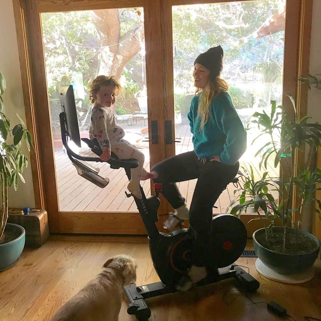 エリカ・クリステンセンのインスタグラム：「Daddy woke up to find us like this.  Did not know how much I would adore this machine. Thank you so much @echelon.fit, @baumer57!」