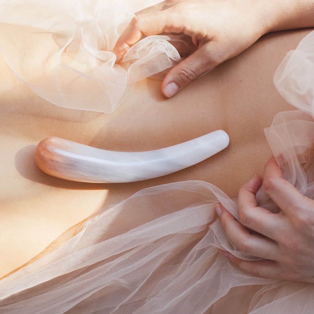 ELLE Czechさんのインスタグラム写真 - (ELLE CzechInstagram)「Jak vypadá bezpečný sex na jednu noc během karantény? Jako sebepoznávací zkušenost, která vám díky moderní technologii i osobitému vzhledu zaručí dosud nepoznanou vášeň.  Oslavte 11.11., na který připadá #SinglesDay. Třeba přidáním jedné či více designových erotických hraček na váš wishlist. Ty nejstylovější, které si zaslouží vaši pozornost, jsme pro vás vybrali na elle.cz!  —— Foto: @maria.krugovaya pro @onna_lifestyle  #ReadOnELLE #ELLECzech #SinglesDay #SexToys」11月12日 4時27分 - elleczech