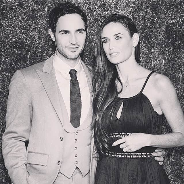 のインスタグラム：「Happy birthday to the one and only @demimoore To many more adventures ahead!🖤🎈🖤🎈🖤🎈🖤🎈🖤🎈🖤🎈🖤🎈」