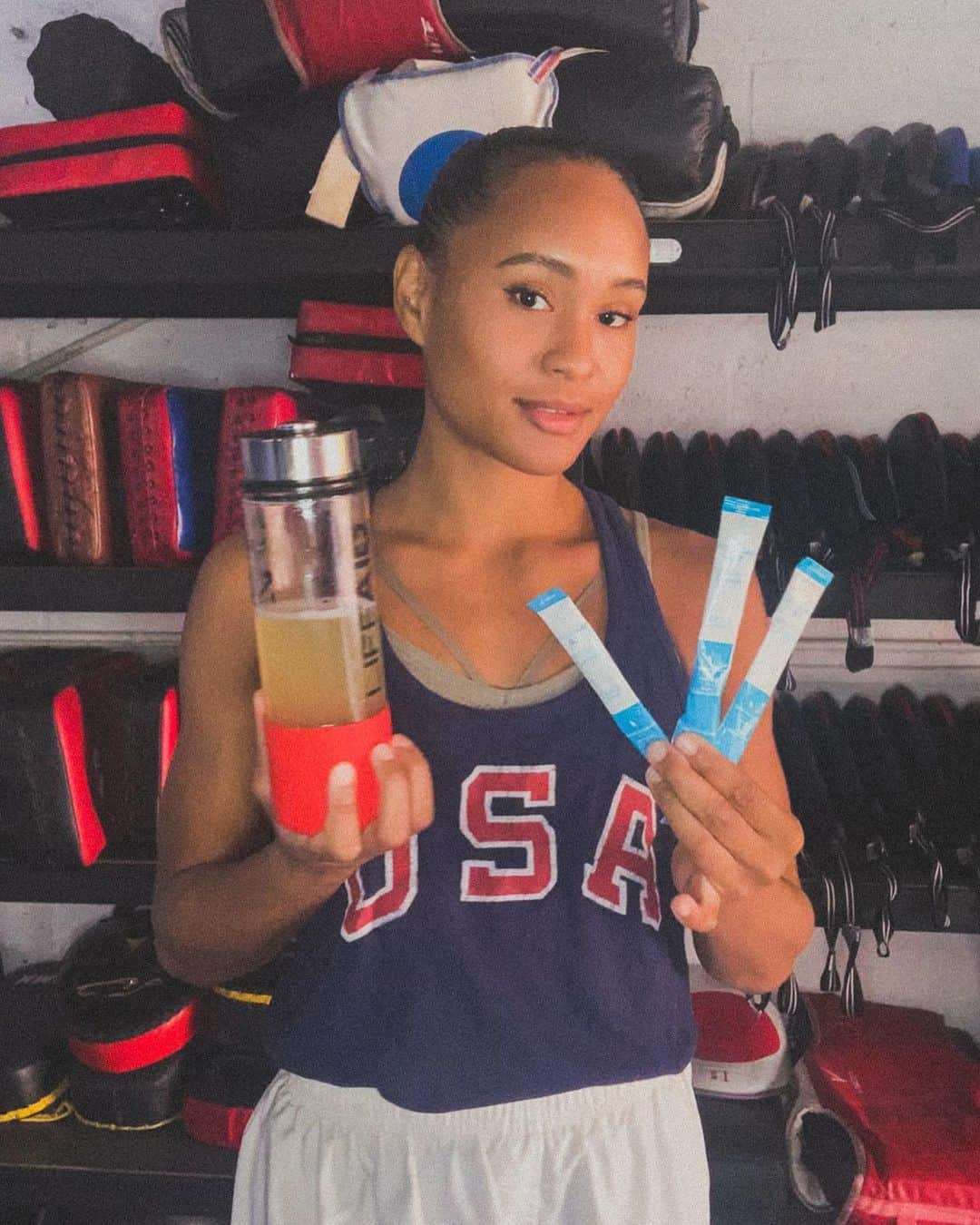 ペイジ・マクファーソンのインスタグラム：「MAKE THE MOST OF YOUR TIME & EFFORT!⁣ 254 days until the Tokyo Olympics 2020ne!⁣⁣ 💪🏽 ⁣⁣ FOCUSAID GO packets are the perfect add-ons to my regimen for staying hydrated before, during, and after training. ⁣⁣ ⁣⁣ •Enjoy a boost of clean energy + hydration at practice or on the go!⁣⁣ ZERO SUGAR, only 5 calories: Keto-friendly and sugar free! It’s naturally sweetened with monk fruit & Stevia.⁣⁣ ⁣⁣ •Contains 100mg of natural caffeine for clean energy from Yerba Mate & Green Tea, plus Nootropics, Alpha-GPC and GABA to help boost your mental focus.⁣⁣ ⁣⁣ •Made with only the good stuff, none of the junk: NO artificial flavors or sweeteners, with a refreshing MELON flavor and vitamins that will replenish your recovery time before the next training. If you want the win, you need to find the right aids necessary and Fitaid Focus is just that. ⁣📍Link in Bio!  #fitaid #lifeaid #focusaidlife #focusaidgo #ad」