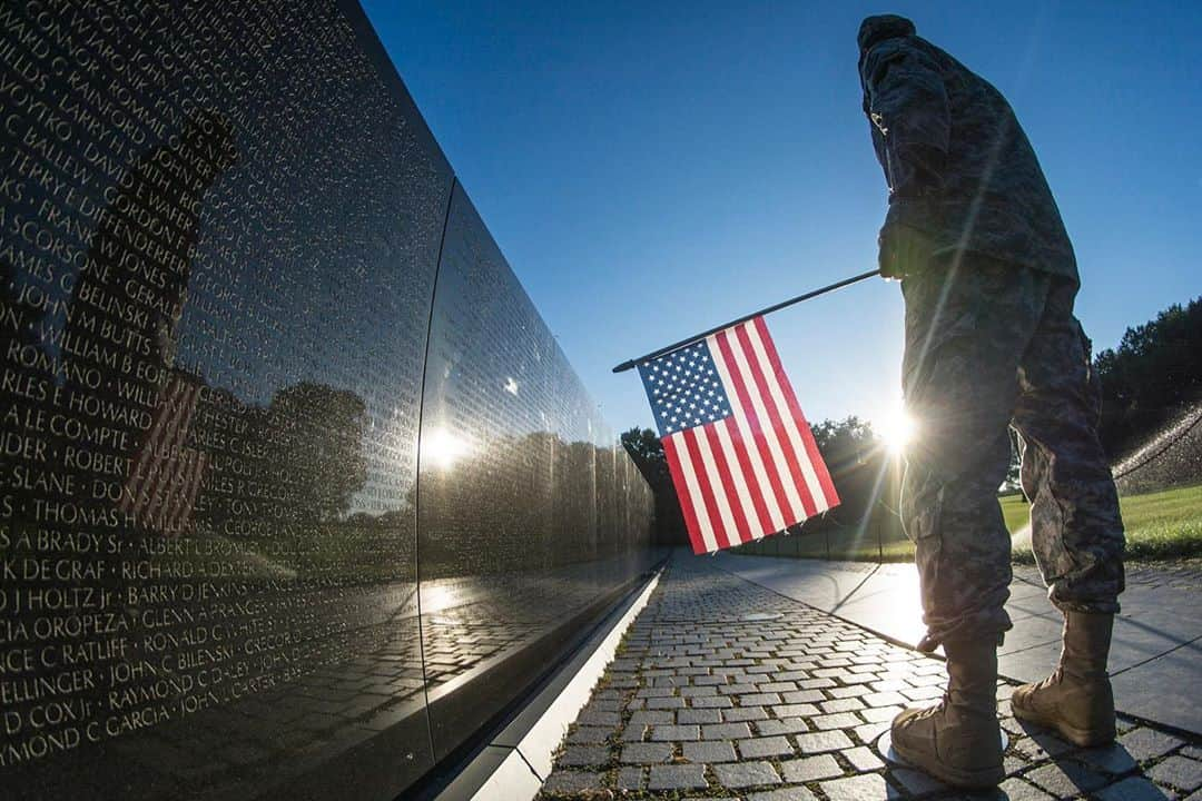 ニック・スウィシャーさんのインスタグラム写真 - (ニック・スウィシャーInstagram)「Let’s take a moment today to give a little love and remembrance to all of the men and women who have served to give us this wonderful country we love. 🇺🇸  #veteransday #neverforget #neverforgotten」11月12日 4時36分 - yourboyswish