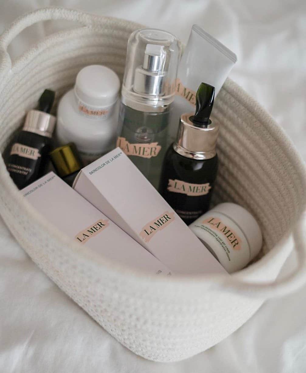ドゥラメールのインスタグラム：「Treat yourself this #SinglesDay. Visit LaMer.com for an exclusive 11/11 opportunity to indulge ahead of the holidays.⁣ ⁣ #Regram ℅ @barelytherebeauty」