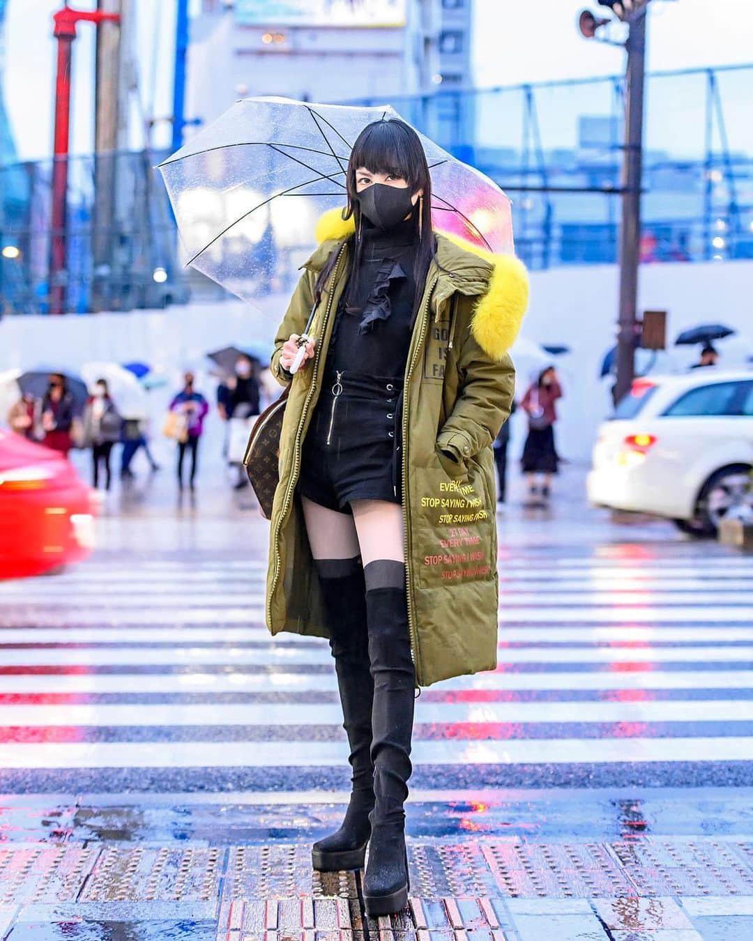 Harajuku Japanさんのインスタグラム写真 - (Harajuku JapanInstagram)「18-year-old Japanese student Mikael (@mikael_140506) on the street in Harajuku in the rain with a black face mask, long green jacket, shorts, LV bag, and over-the-knee boots.」11月12日 4時46分 - tokyofashion