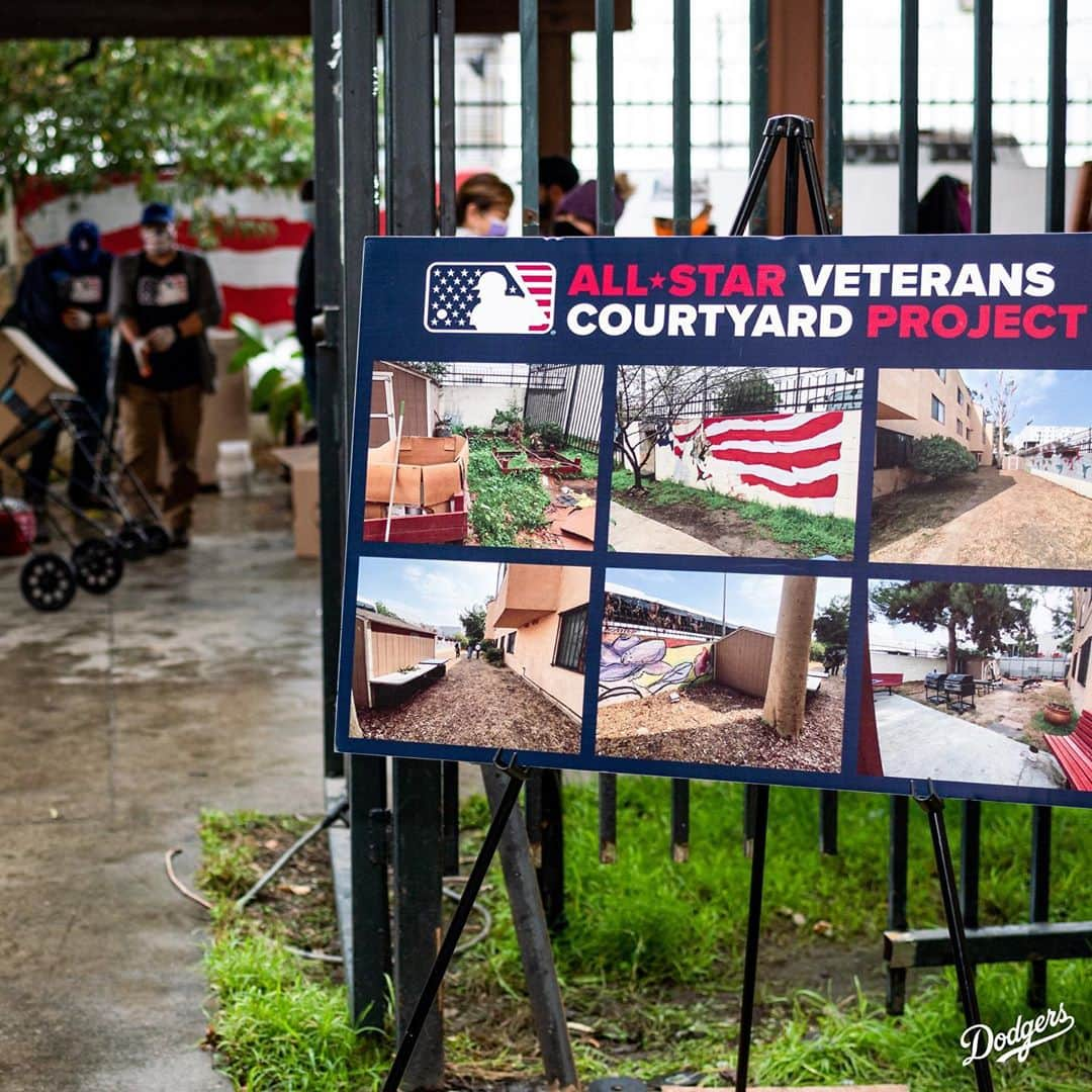 Los Angeles Dodgersさんのインスタグラム写真 - (Los Angeles DodgersInstagram)「The Dodgers and @MLB helped renovate the Veterans Courtyard at the Volunteers of America Ballington Plaza Apartments. The renovation was in partnership with The Mission Continues, a nonprofit organization that helps veterans adjust to life at home and find new missions. #VeteransDay」11月12日 4時47分 - dodgers