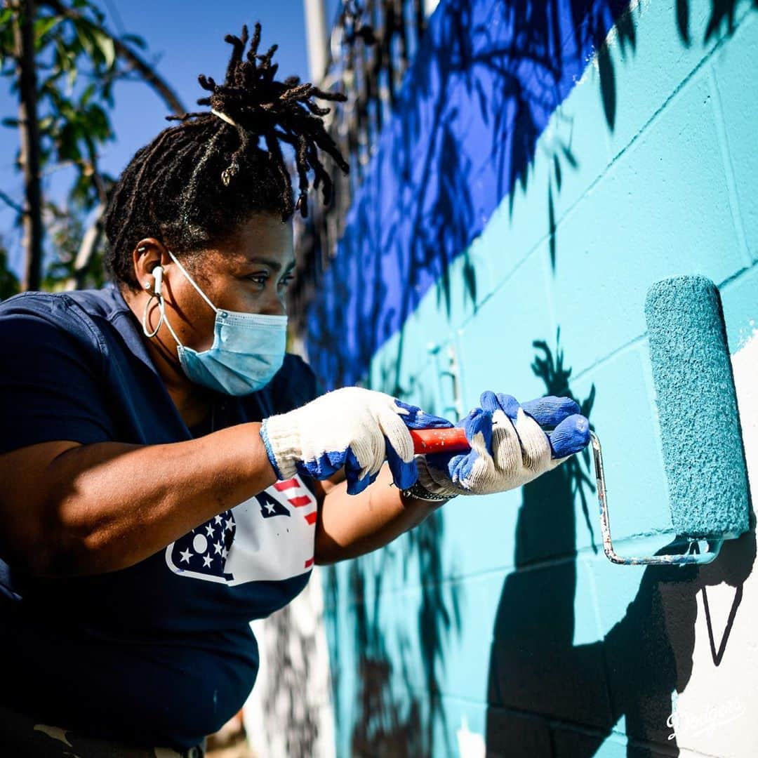 Los Angeles Dodgersさんのインスタグラム写真 - (Los Angeles DodgersInstagram)「The Dodgers and @MLB helped renovate the Veterans Courtyard at the Volunteers of America Ballington Plaza Apartments. The renovation was in partnership with The Mission Continues, a nonprofit organization that helps veterans adjust to life at home and find new missions. #VeteransDay」11月12日 4時47分 - dodgers