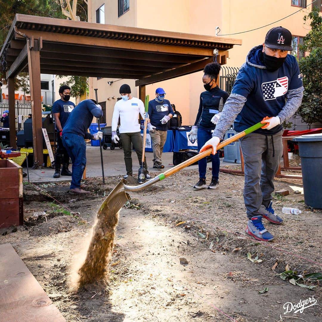 Los Angeles Dodgersさんのインスタグラム写真 - (Los Angeles DodgersInstagram)「The Dodgers and @MLB helped renovate the Veterans Courtyard at the Volunteers of America Ballington Plaza Apartments. The renovation was in partnership with The Mission Continues, a nonprofit organization that helps veterans adjust to life at home and find new missions. #VeteransDay」11月12日 4時47分 - dodgers