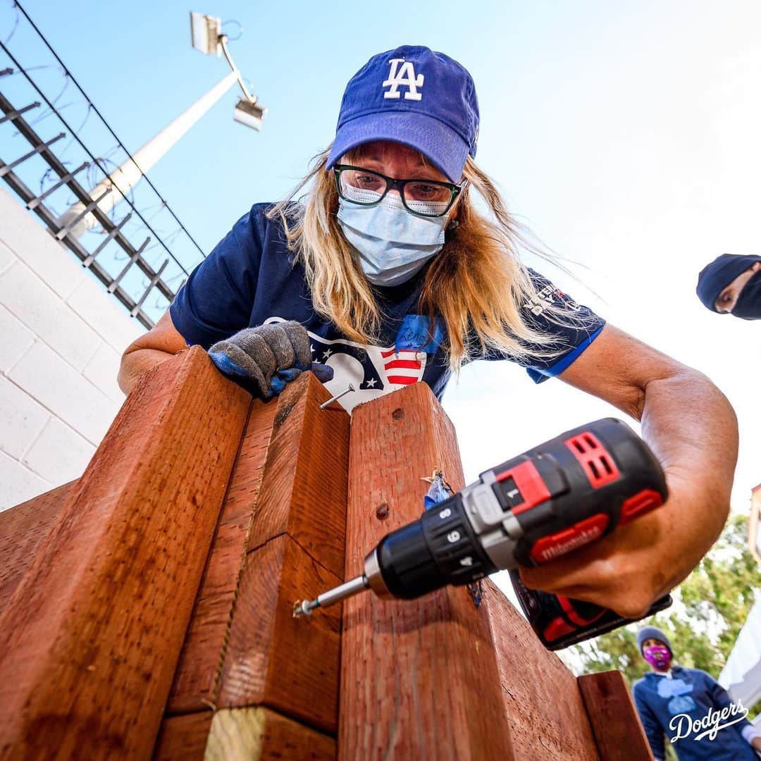 Los Angeles Dodgersさんのインスタグラム写真 - (Los Angeles DodgersInstagram)「The Dodgers and @MLB helped renovate the Veterans Courtyard at the Volunteers of America Ballington Plaza Apartments. The renovation was in partnership with The Mission Continues, a nonprofit organization that helps veterans adjust to life at home and find new missions. #VeteransDay」11月12日 4時47分 - dodgers