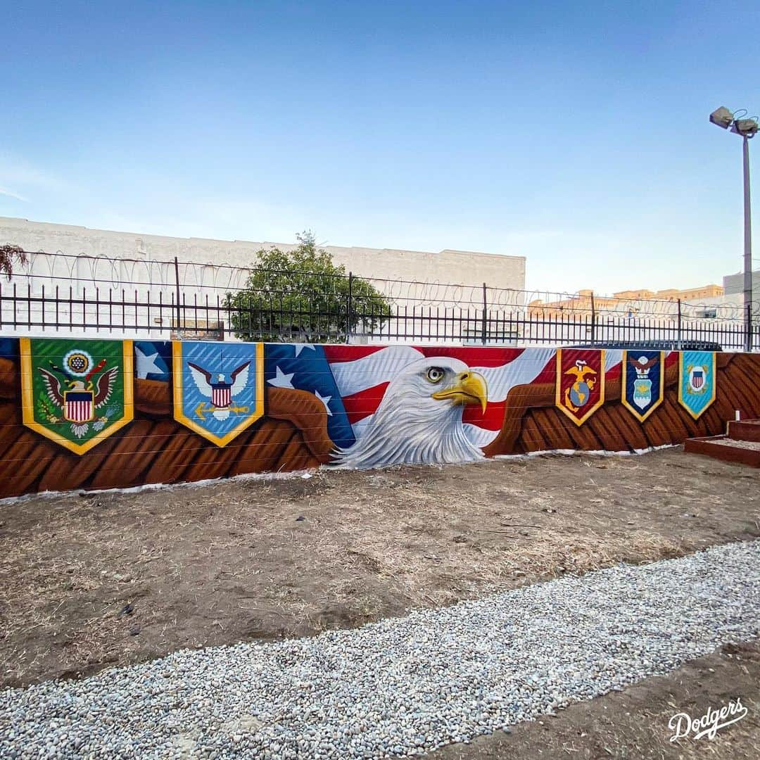 Los Angeles Dodgersさんのインスタグラム写真 - (Los Angeles DodgersInstagram)「The Dodgers and @MLB helped renovate the Veterans Courtyard at the Volunteers of America Ballington Plaza Apartments. The renovation was in partnership with The Mission Continues, a nonprofit organization that helps veterans adjust to life at home and find new missions. #VeteransDay」11月12日 4時47分 - dodgers