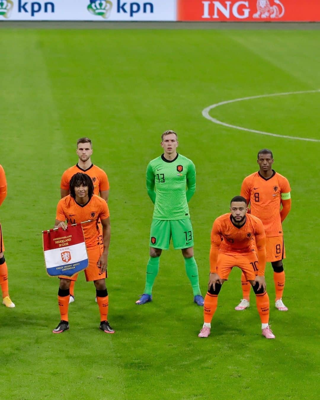 サッカー オランダ代表チームさんのインスタグラム写真 - (サッカー オランダ代表チームInstagram)「🦁 T E A M 🦁  #NEDSPA」11月12日 4時50分 - onsoranje