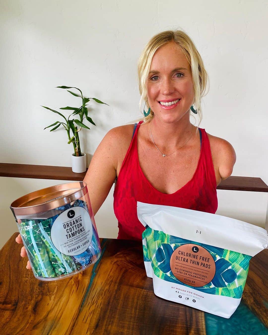 Bethany Hamiltonさんのインスタグラム写真 - (Bethany HamiltonInstagram)「I believe self-care is key for good health and when we are healthy we can love those around us that much better!  Part of self-care for me is using clean products for anything to do with my body. Especially with this pregnancy, I’ve been thinking about how for me personally, having a healthy period and menstrual health overall has helped lead me to a healthy pregnancy! Many of the menstrual care products out there aren’t for me, so it was awesome to find these tampons made with organic cotton and pads made with an organic cotton top layer – both free from synthetic pesticides, fragrances, chlorine bleaching, and dyes. Not only are @lovebeginswithl made with clean and simple ingredients that won’t stress out your budget, but for every L. product sold they give one period product to someone around the world who needs it!!!  Check out @lovebeginswithl products at @target! #LforEveryV #PeopleofL #TargetRun #ad」11月12日 5時01分 - bethanyhamilton