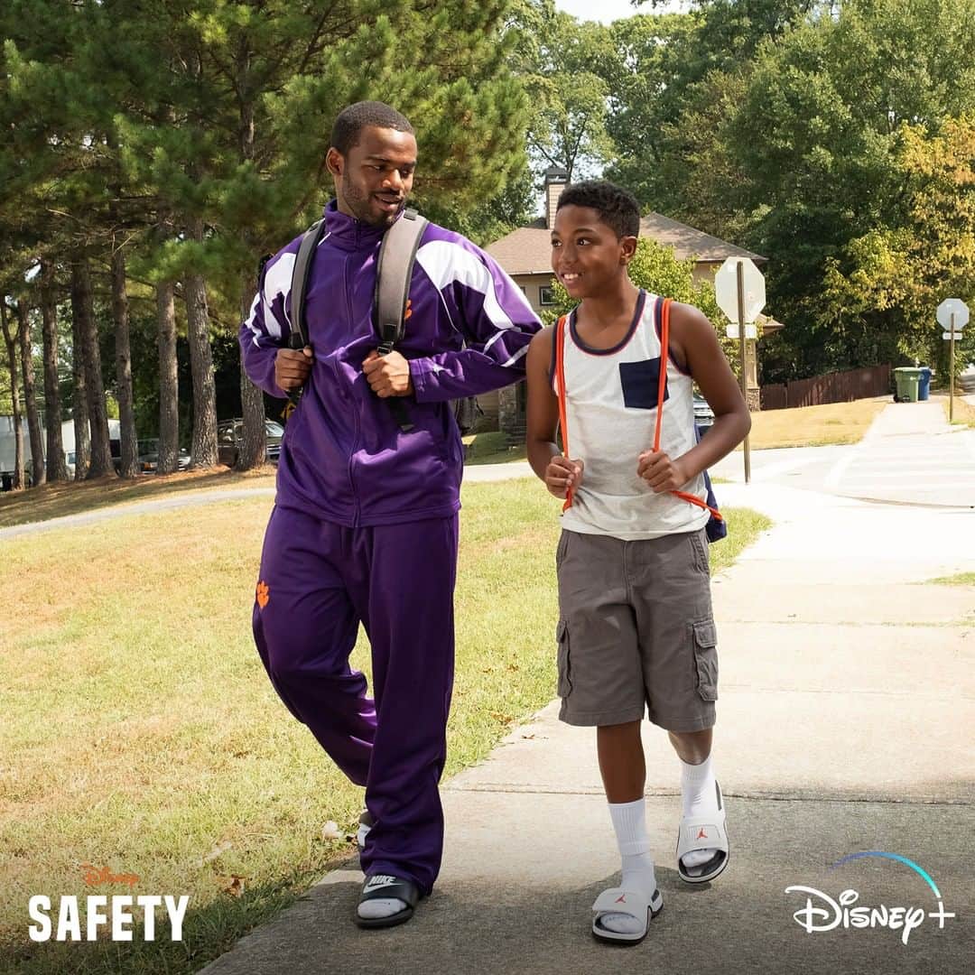 Disneyさんのインスタグラム写真 - (DisneyInstagram)「Safety is an all-new Original Movie inspired by the true story of former Clemson University safety Ray McElrathbey, streaming December 11 on #DisneyPlus. #SafetyMovie🏈」11月12日 5時00分 - disney