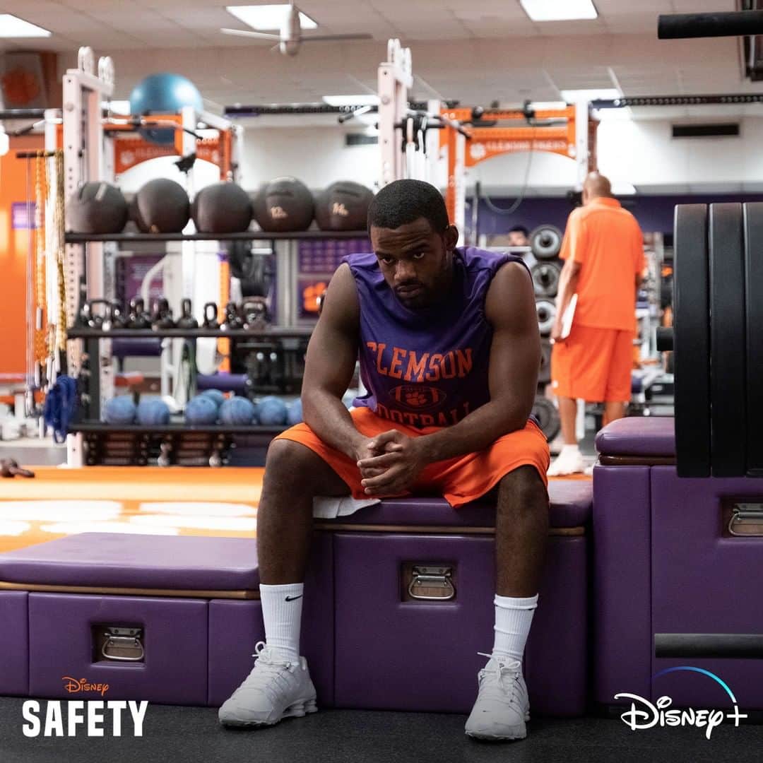 Disneyさんのインスタグラム写真 - (DisneyInstagram)「Safety is an all-new Original Movie inspired by the true story of former Clemson University safety Ray McElrathbey, streaming December 11 on #DisneyPlus. #SafetyMovie🏈」11月12日 5時00分 - disney