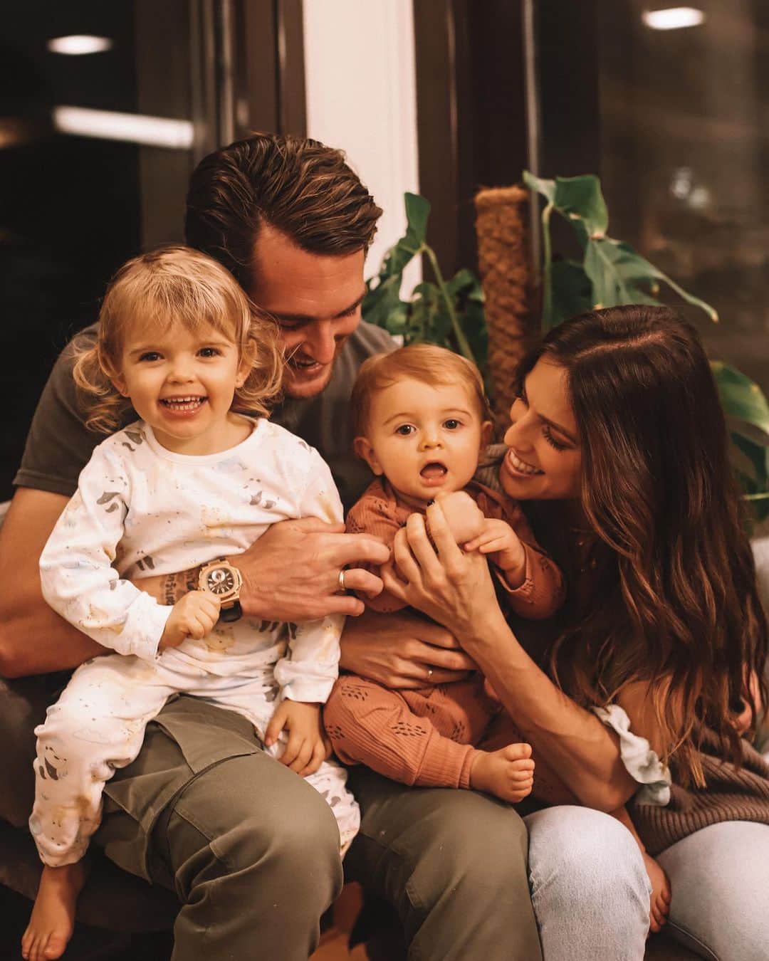 イバイ・ゴメスのインスタグラム：「MI MAYOR REGALO 🎁  Junto al resto de mi familia y mis amig@s. Porque aunque este año no haya podido teneros en persona, no os imagináis lo afortunado que me siento de teneros a TOD@S. ❤️ Gracias especialmente a ti mi amor por cada detalle de este día y de los otros 364.  Por valorarme, apoyarme, animarme y quererme de la forma y con el amor que lo haces. ¡TE AMO CON LOCURA! 😘」