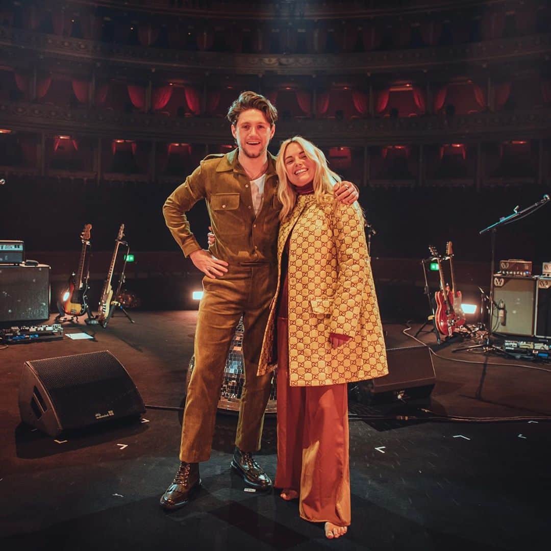 ナイル・ホーランのインスタグラム：「So happy I finally got to meet the lovely @ashemusic in person after all these months of chatting over FaceTime. We’re performing Moral Of The Story tonight on @latelateshow so make sure to tune in x」