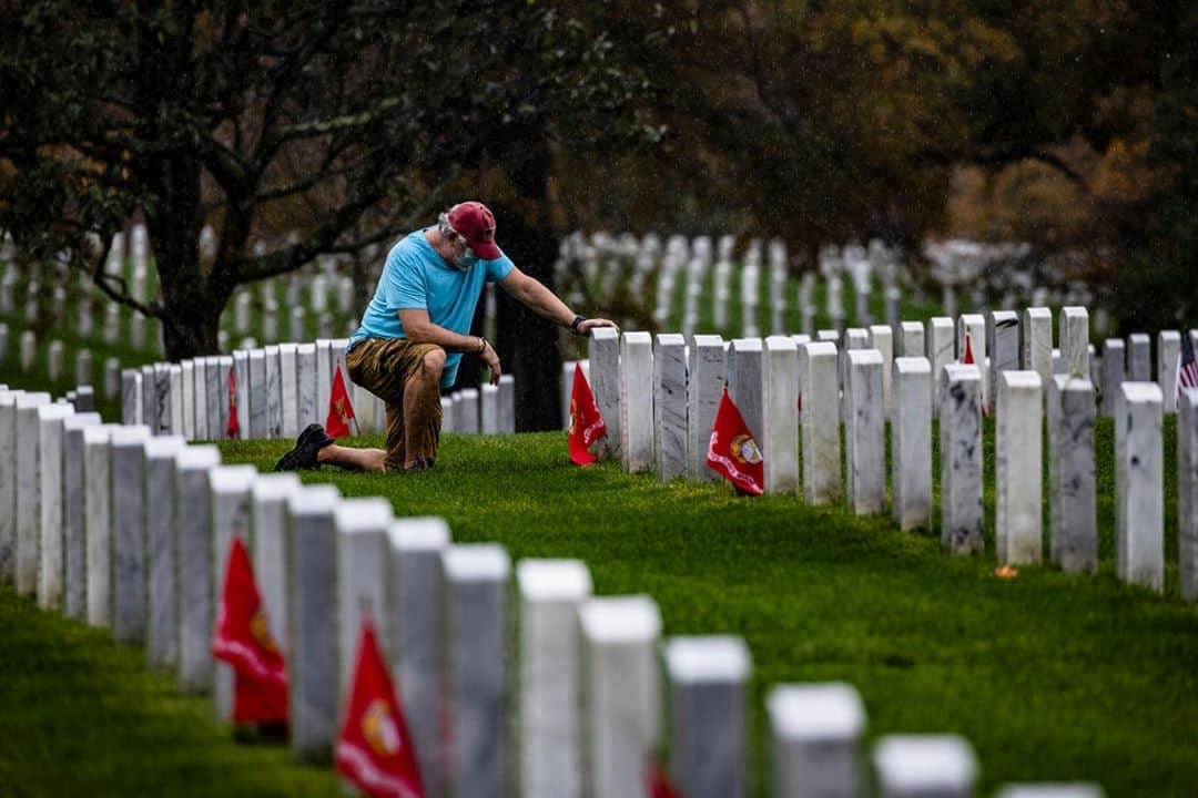 NBC Newsさんのインスタグラム写真 - (NBC NewsInstagram)「A man kneels at the grave of a fallen loved one at Arlington National Cemetery in Virginia on Veterans Day.⁠ ⁠ 📷 Samuel Corum / @gettyimages」11月12日 5時12分 - nbcnews