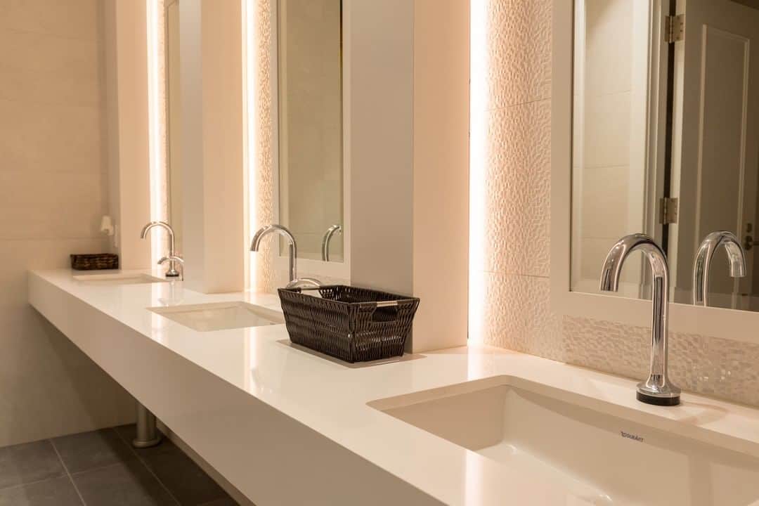 のインスタグラム：「Bathroom Design I have designed many bathrooms for commercial projects, and it is a much important valued area than you think. Many statistics show that a well-designed bathroom will contribute to the attention of the visitors and contribute to sales. Without being an interior designer, I like to see the beautiful bathroom and put make-up. Ladies, don’t you agree with me? Photos: Bathrooms by Ventus Design 私は商業プロジェクトのための多くのバスルームを設計しました。バスルームはあなたが思っているよりもはるかに重要な価値のある場所かもしれません。多くの統計が、素敵に設計されたバスルームが集客力や、売上にも貢献することを示しています。インテリアデザイナーであることを抜きにして、美しいバスルームを見てお化粧直しをするのが好きです！レディの皆様、ご同意してくださいます？ #hawaiiinteriordesign #beautifulplace #bathroomdesign #stylishlife #interiorinspirations #interiorlovers #designideas #customerattraction ＃ハワイインテリアデザイン ＃インテリア好き ＃素敵な空間 ＃デザインアイデア ＃商業施設 ＃集客力」