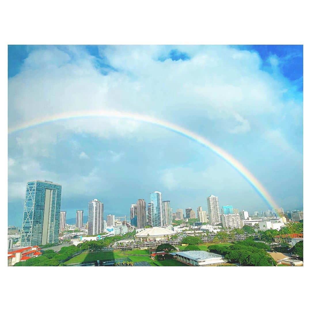 荒川れん子さんのインスタグラム写真 - (荒川れん子Instagram)「Good morning with rainbow🌈 起きがけにベッドから見えた虹。今日も良い日になりそう✨ てか、さっさとやらなきゃいけないこと片付けなきゃ💦諸々お待たせしている方々、すみません🙇‍♀️ . . #hawaii #oahu #aloha #happy #hilife #instagood #rainbow #goodmorning #instagenichawaii #travel #luckywelivehawaii #lifeisajourney #lovehawaii #ハワイ #オアフ #ハワイ生活 #ハワイ暮らし #旅 #日々の暮らし #ハワイ旅行 #ハワイ好き #シンプルライフ #今のハワイ #イマソラ #虹 #🌈 #おはよう #レインボー #朝 #朝活」11月12日 5時20分 - renren_hawaii