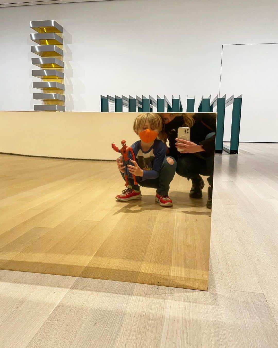 クレア・コフィーのインスタグラム：「#JUDD @themuseumofmodernart !! Ohhhhhhhh boy does it feel good to collectively inhale some art again. Spiderman says hi.」